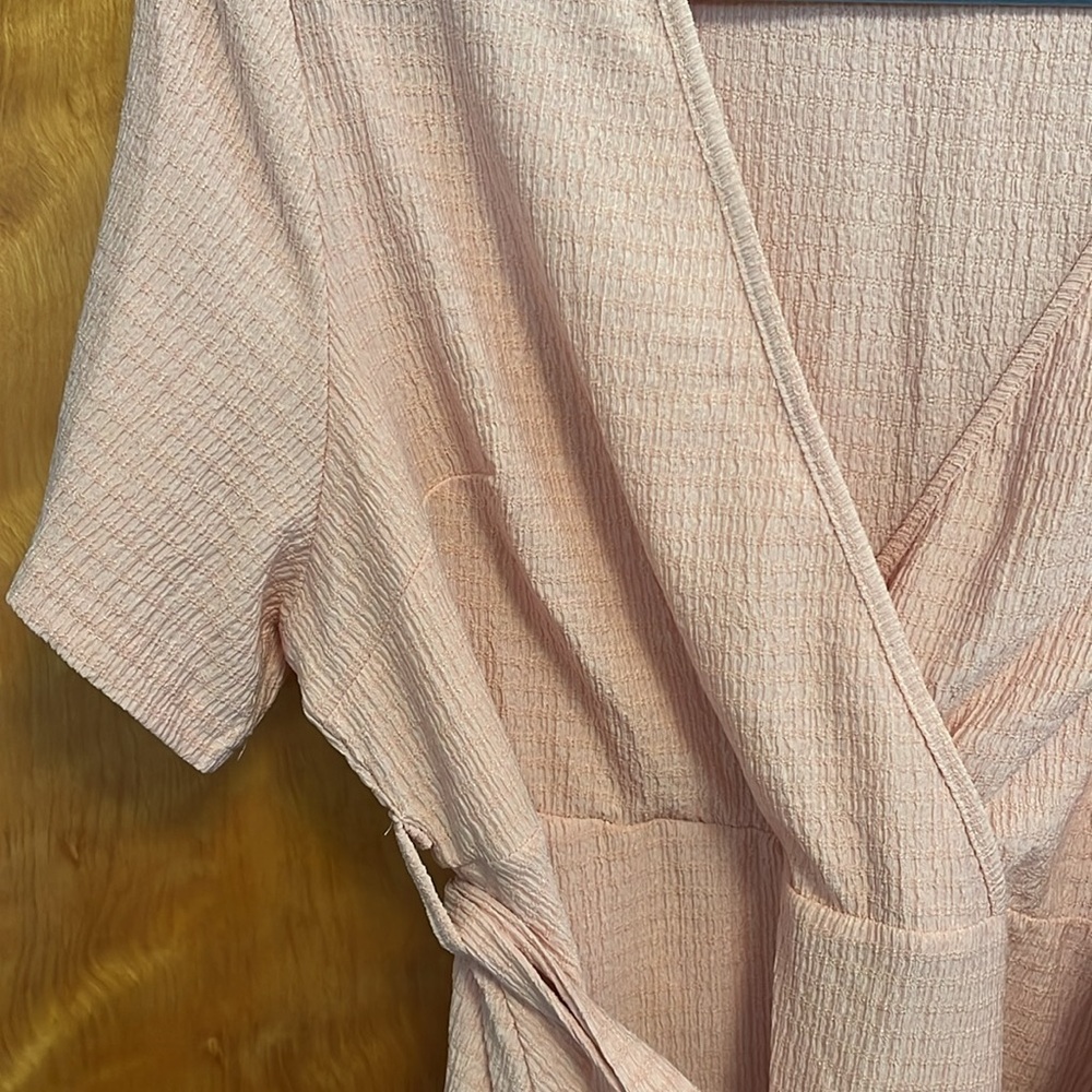 Stretchy blush dress with tie - Picture 2 of 3
